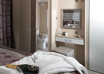 6 Berth Luxury Caravan 3 Bed with Hot Tub PF A 