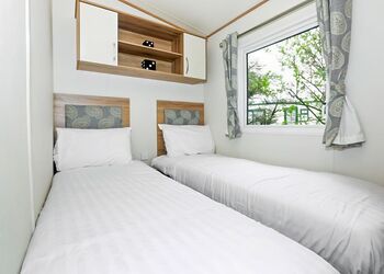 6 Berth Luxury Caravan 3 Bed with Hot Tub A - The Lakes Rookley, Rookley Village