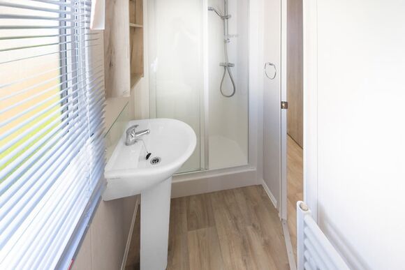 6 Berth Superior Caravan 3 Bed A - The Lakes Rookley, Rookley Village