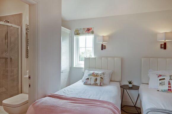 Exclusive The Lakehouse 4 Berth (Pet) - The Lakes Rookley, Rookley Village