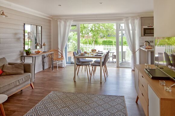 Exclusive Island Cottage Lakeside 4 Berth HotTub - The Lakes Rookley, Rookley Village