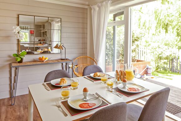 Exclusive Island Cottage Lakeside 4 Berth HotTub - The Lakes Rookley, Rookley Village