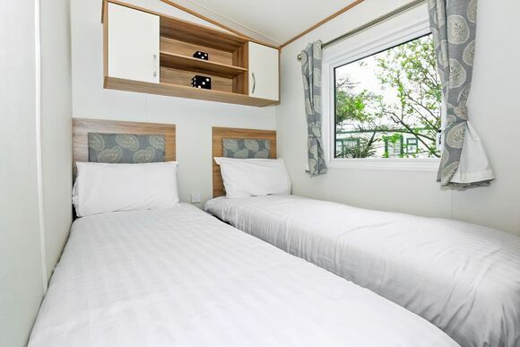 6 Berth Luxury Caravan 3 Bed with Hot Tub A - The Lakes Rookley, Rookley Village