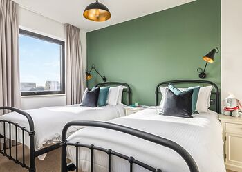 12 berth lake view barn house 6 bed hot tub - Retallack Resort, St Columb Major