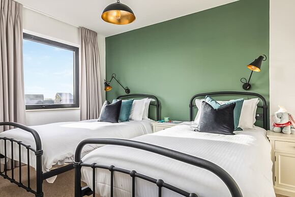 12 berth lake view barn house 6 bed hot tub Pet - Retallack Resort, St Columb Major