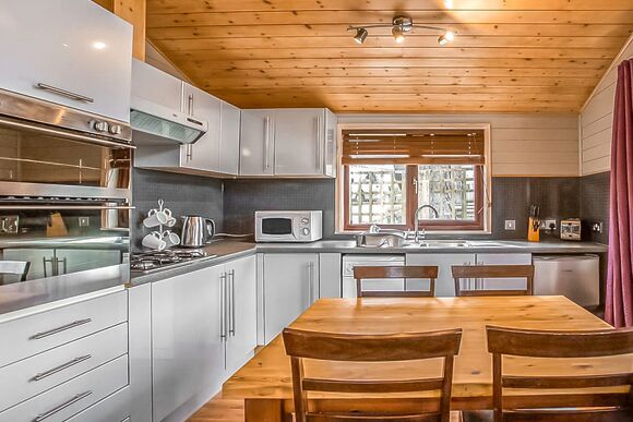 8 berth superior wooden lodge with hot tub Pet - Retallack Resort, St Columb Major