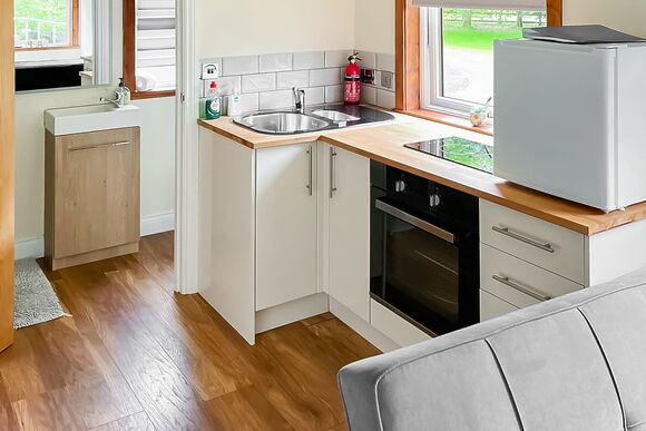 Treetops (Tiny House) - Riverview Holiday Park, Newcastleton,