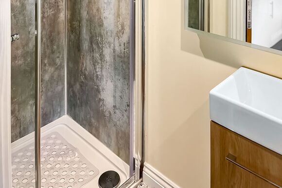 Treetops (Tiny House) - Riverview Holiday Park, Newcastleton,