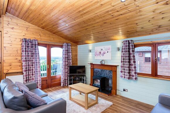 4 berth Superior Wooden Lodge - Sandy Balls Holiday Village, Godshill, Fordingbridge