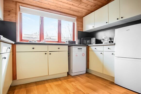 4 Berth Superior Wooden Lodge with Hot Tub Pet - Sandy Balls Holiday Village, Godshill, Fordingbridge