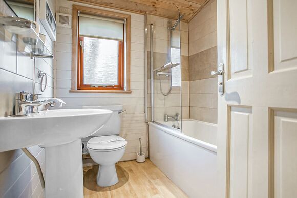 6 Berth Luxury Wooden Lodge 3 bed with Hot Tub - Sandy Balls Holiday Village, Godshill, Fordingbridge