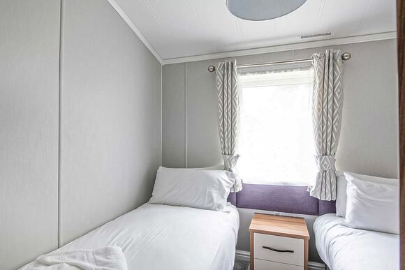 Exclusive 4 Berth Lodge with Hot Tub Pet - Sandy Balls Holiday Village, Godshill, Fordingbridge