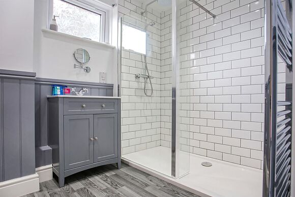 Exclusive 4 Berth Lodge with Hot Tub Pet - Sandy Balls Holiday Village, Godshill, Fordingbridge