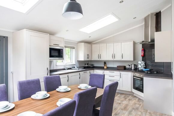 Exclusive 8 Berth Lodge with Hot Tub - Sandy Balls Holiday Village, Godshill, Fordingbridge