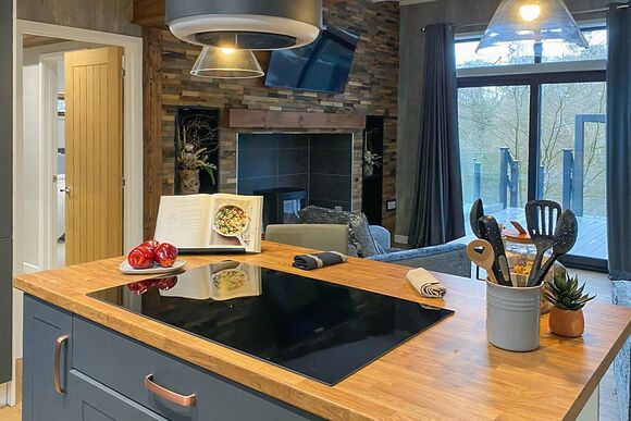 Forest Deer Lodge 6 Berth 3 Bed With Hot Tub - Sandy Balls Holiday Village, Godshill, Fordingbridge