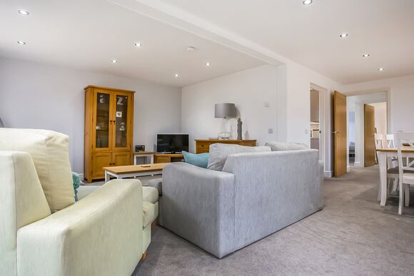 Indulgent 8 Berth Lodge with Hot Tub Pet - Sandy Balls Holiday Village, Godshill, Fordingbridge