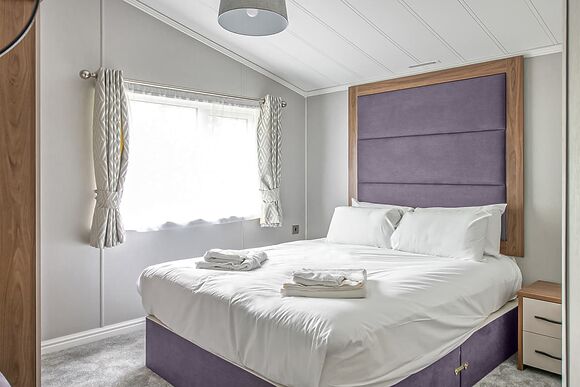 Indulgent 8 Berth Lodge with Hot Tub Pet - Sandy Balls Holiday Village, Godshill, Fordingbridge