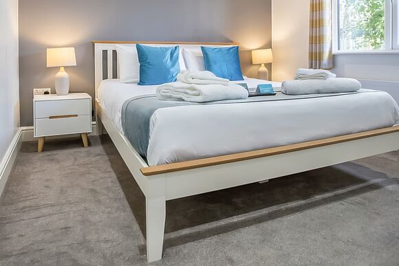 Indulgent 8 Berth Lodge with Hot Tub Pet - Sandy Balls Holiday Village, Godshill, Fordingbridge