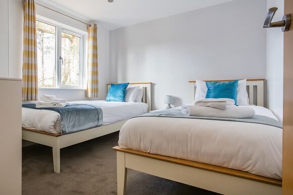 Indulgent 8 Berth Lodge with Hot Tub Pet - Sandy Balls Holiday Village, Godshill, Fordingbridge