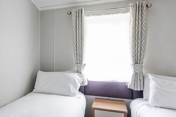 Indulgent 8 Berth Lodge with Hot Tub Pet - Sandy Balls Holiday Village, Godshill, Fordingbridge