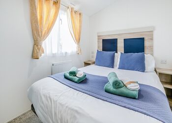 Fistral Deluxe 3 Bed Hot Tub (Pet) - St Agnes Holiday Park, Blackwater, St Agnes