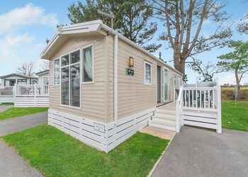 Holywell Deluxe 3 Bed Hot Tub (Pet) - St Agnes Holiday Park, Blackwater, St Agnes