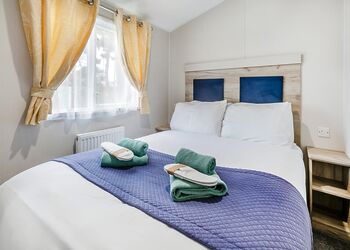 Holywell Deluxe 3 Bed Hot Tub (Pet) - St Agnes Holiday Park, Blackwater, St Agnes