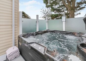 Perranporth Deluxe 2 Bed Hot Tub - St Agnes Holiday Park, Blackwater, St Agnes
