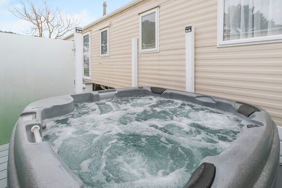 Fistral Deluxe 3 Bed Hot Tub (Pet) - St Agnes Holiday Park, Blackwater, St Agnes