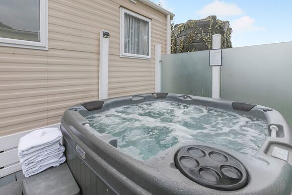 Fistral Deluxe 3 Bed Hot Tub (Pet) - St Agnes Holiday Park, Blackwater, St Agnes
