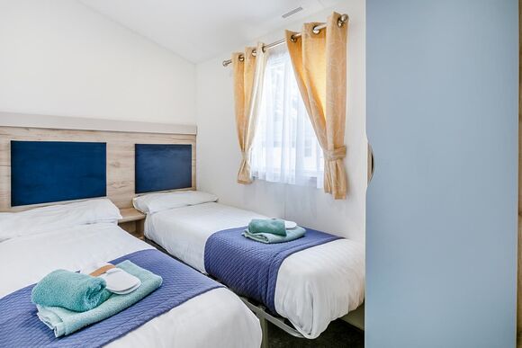 Fistral Deluxe 3 Bed Hot Tub (Pet) - St Agnes Holiday Park, Blackwater, St Agnes