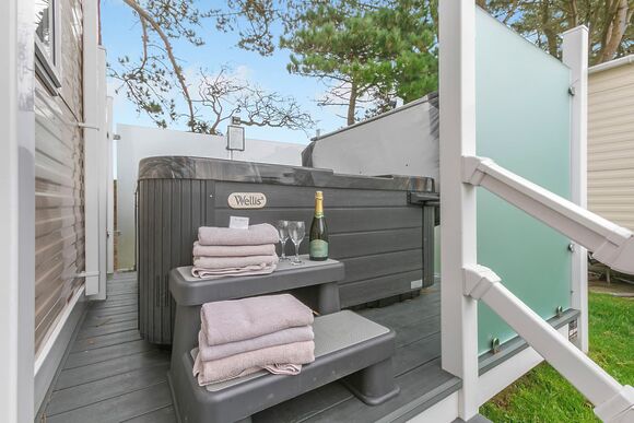 Holywell Deluxe 3 Bed Hot Tub (Pet) - St Agnes Holiday Park, Blackwater, St Agnes