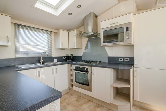 Platinum 2 Caravan with Decking Sleeps 4 - Sand le Mere Holiday Village, Tunstall, Nr Withernsea