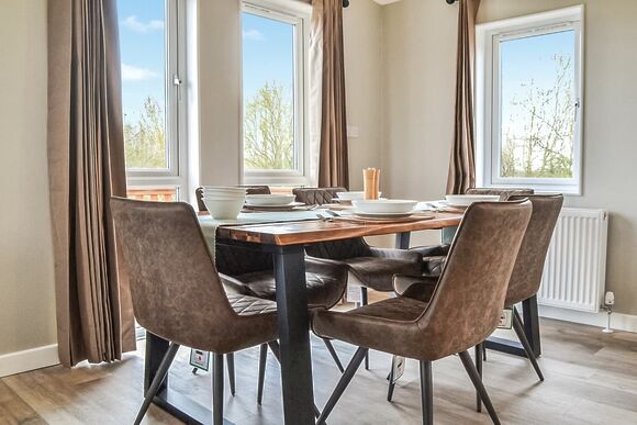 Oak Accessible Lodge - Saxon Mound, Elsworth, near Cambridge