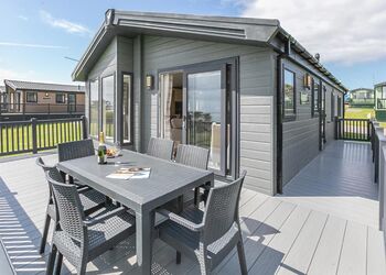 Deluxe Lodge, parking, ensuite, decking & hot tub - Sandford, Sandford, Poole