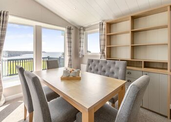 Deluxe Lodge, parking, ensuite, decking & hot tub - Sandford, Sandford, Poole