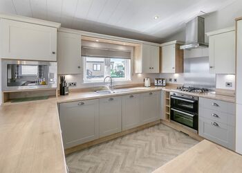 Deluxe Lodge, parking, ensuite, decking & hot tub - Sandford, Sandford, Poole