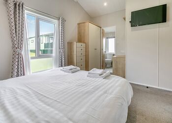 Deluxe Lodge, parking, ensuite, decking & hot tub - Sandford, Sandford, Poole