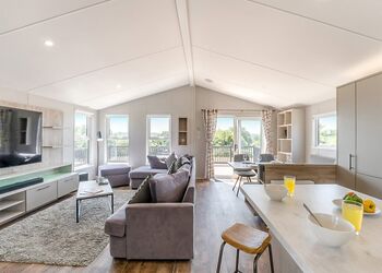 Prestige Accessible, parking, ensuite, deck & HT - Sandford, Sandford, Poole