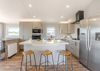 Prestige Accessible, parking, ensuite, deck & HT - Sandford, Sandford, Poole