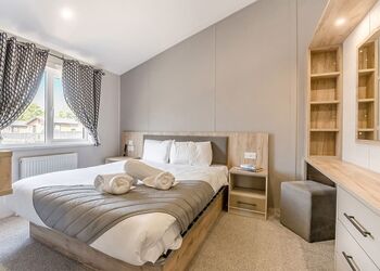 Prestige Accessible, parking, ensuite, deck & HT - Sandford, Sandford, Poole