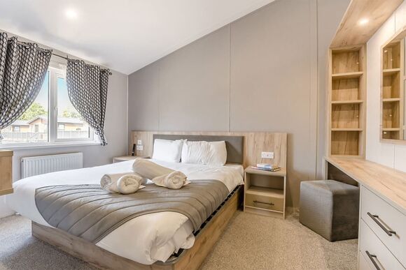 Prestige Accessible, parking, ensuite, deck & HT - Sandford, Sandford, Poole