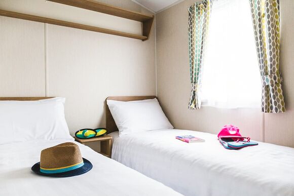 Silver  2 Pet Friendly Caravan sleeps 4 - Par Sands, Par