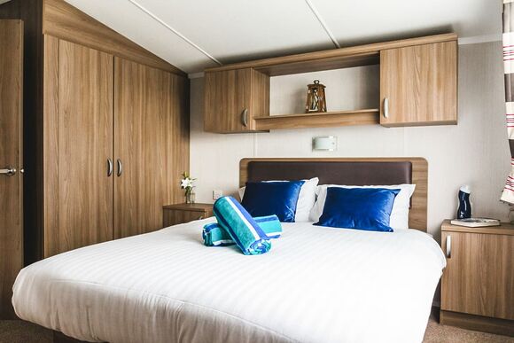 Silver  2 Caravan - Par Sands, Par