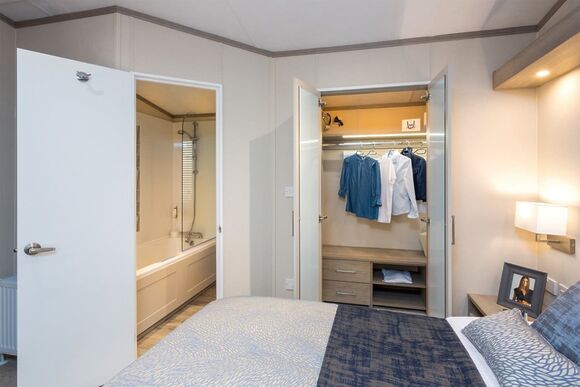 Platinum 3 Caravan with Decking (Pet) - Par Sands, Par