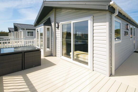 Platinum 2 Lodge with Decking Sleeps - Par Sands, Par