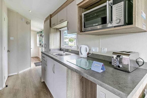 Bronze Caravan with parking, decking & sea view P, Bronze Caravan with parking, decking & sea view - Sea Acres, Kennack Sands, The Lizard