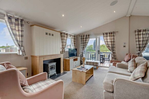 Deluxe 2 Bed Lodge, Sleeps 4. With parking, ensuite, deck & sea view - Sea Acres, Kennack Sands, The Lizard