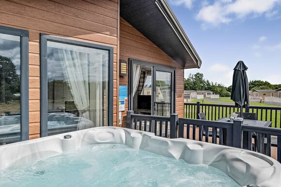 Deluxe 2 Bed Lodge, Sleeps 4. With parking, ensuite, deck & sea view - Sea Acres, Kennack Sands, The Lizard