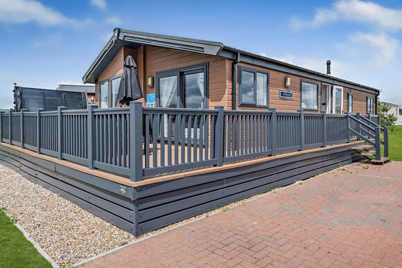 Deluxe 2 Bed Lodge, Sleeps 4. With parking, ensuite, deck & sea view - Sea Acres, Kennack Sands, The Lizard